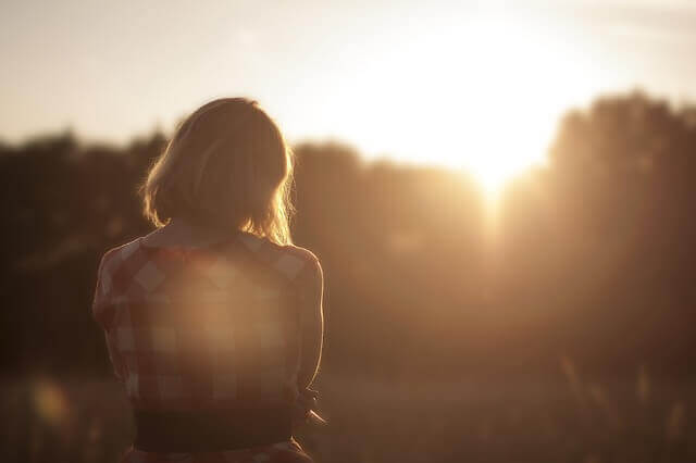 mulher-triste-olhando-o-entardecer Por que não tenho o parceiro que eu quero ter?