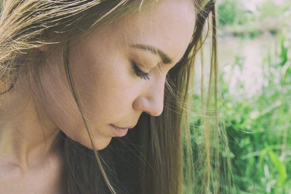 Mulher refletindo sobre sua vida