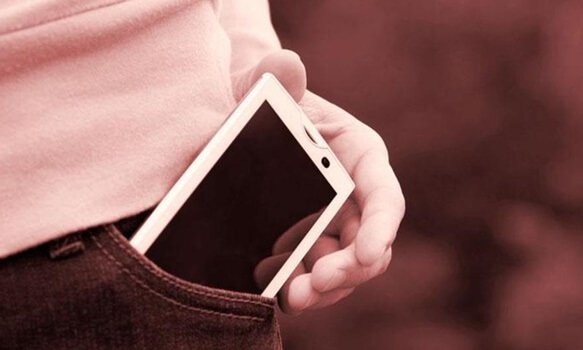 mulher-verificando-seu-celular-bolso Síndrome da vibração fantasma