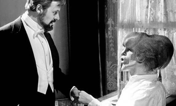 Cena do filme 'O Homem Elefante'