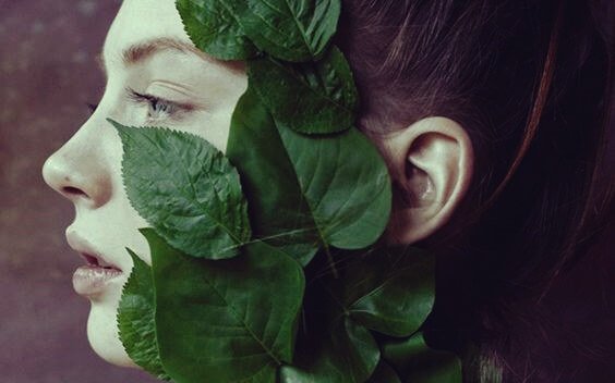 Mulher com folhas no rosto