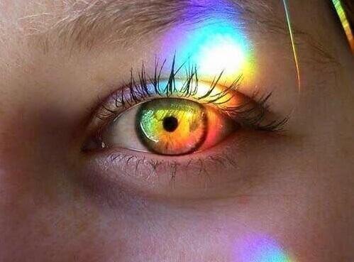 Feixe de luz colorido diante de olho