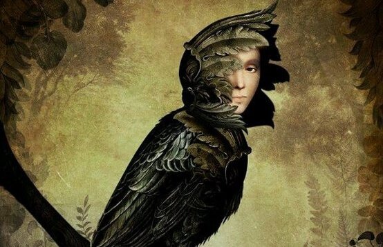 Homem vestido de pássaro