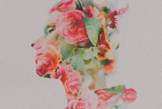 Perfil feminino com flores desenhadas