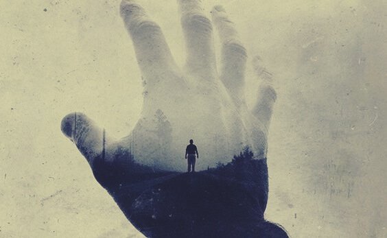 Imagem de homem encoberto por mão