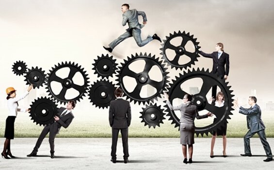 Pessoas entre engrenagens