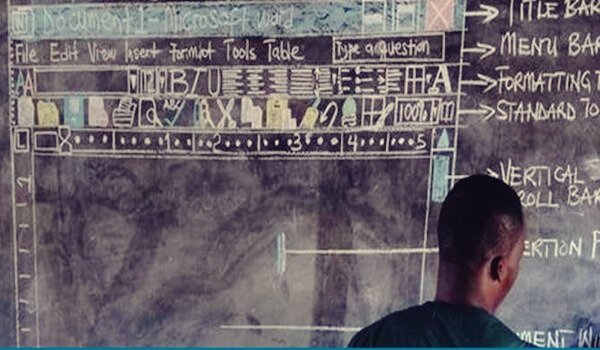 Professor de Gana ensinando computação