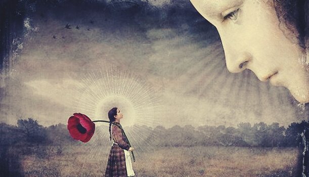 Mulher olhando para outra mulher