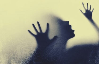 Mulher nervosa por sua indecisão