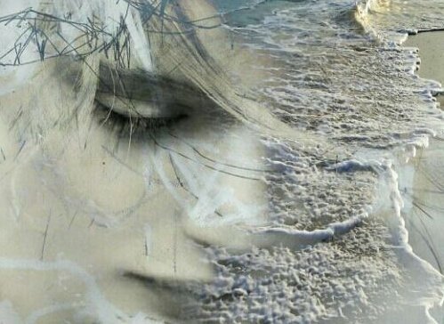 Imagem de mulher misturada com as ondas do mar