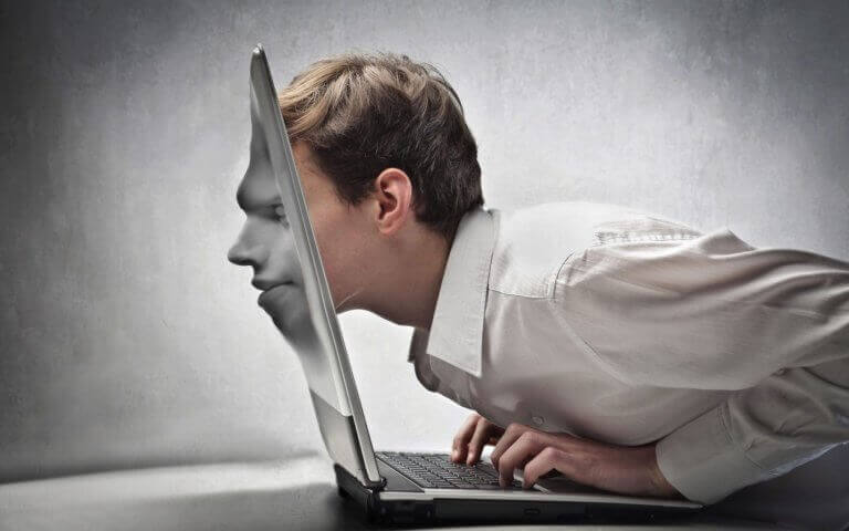 Homem viciado em redes sociais