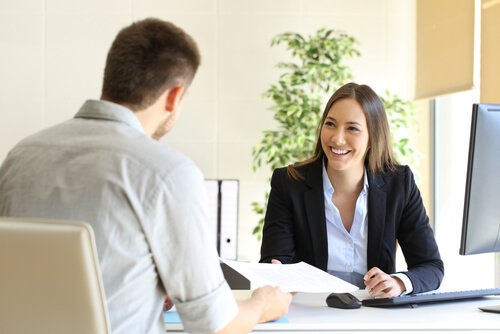 Chefe-com-empregada Assertividade no trabalho