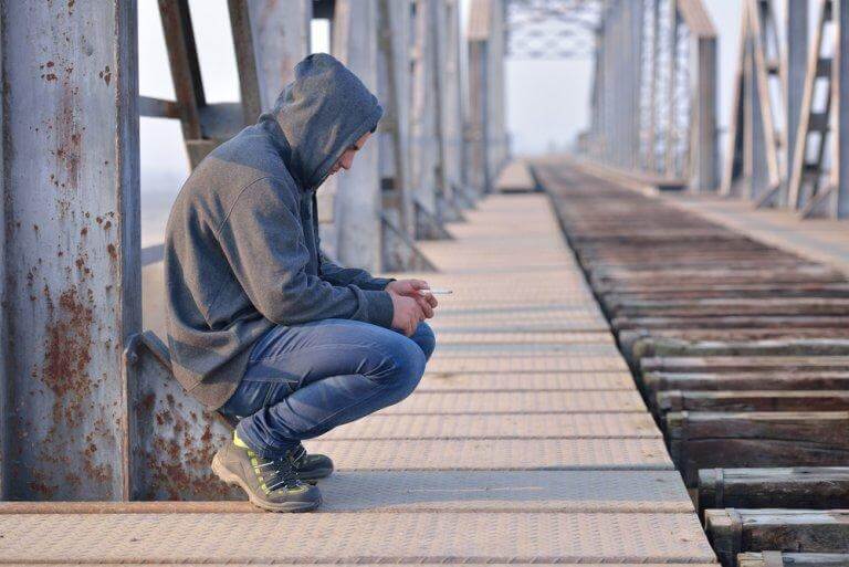 Homem desolado em ponte