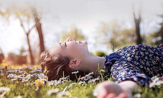 Mulher deitada na grama