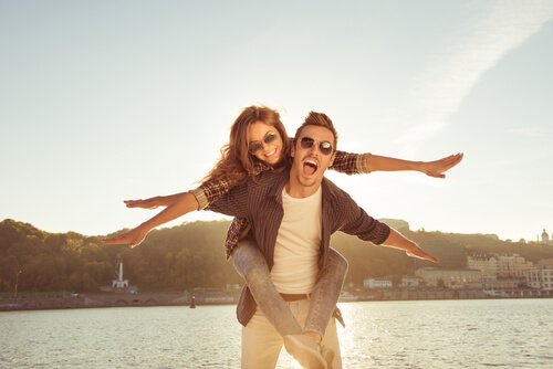 Casal se divertindo