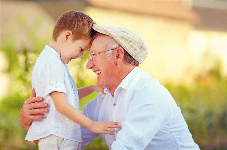 Avô com seu neto