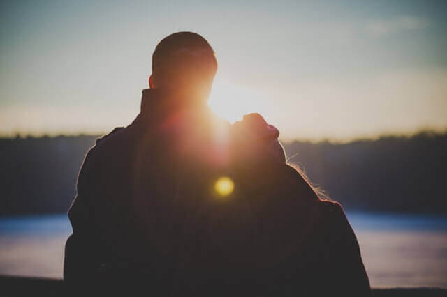 Casal em paisagem bonita