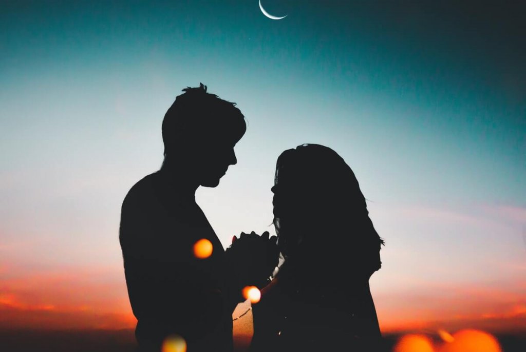 Casal fazendo juras de amor