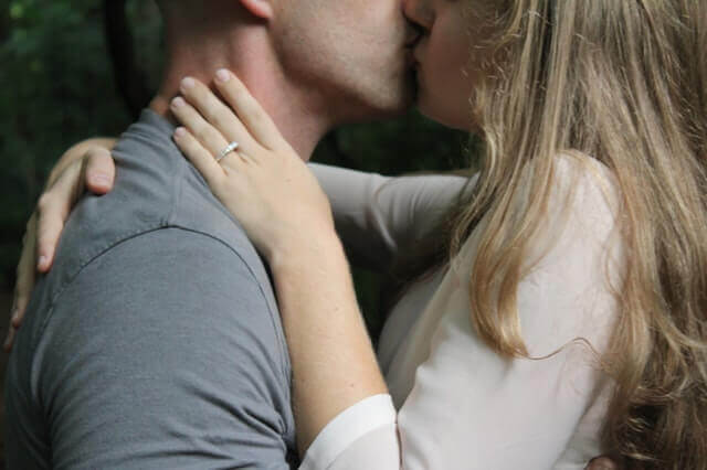 Casal se beijando