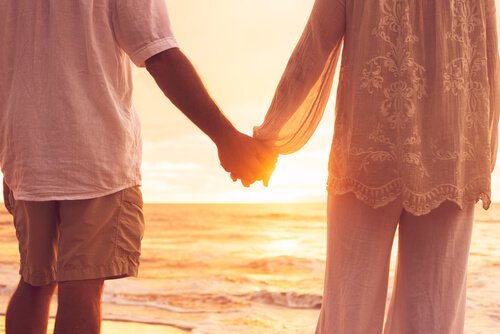 Casal de mãos dadas