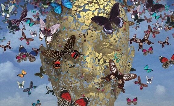 Cabeça envolta por borboletas voando