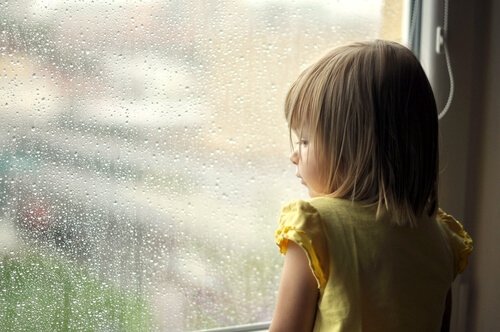 Criança olhando pela janela