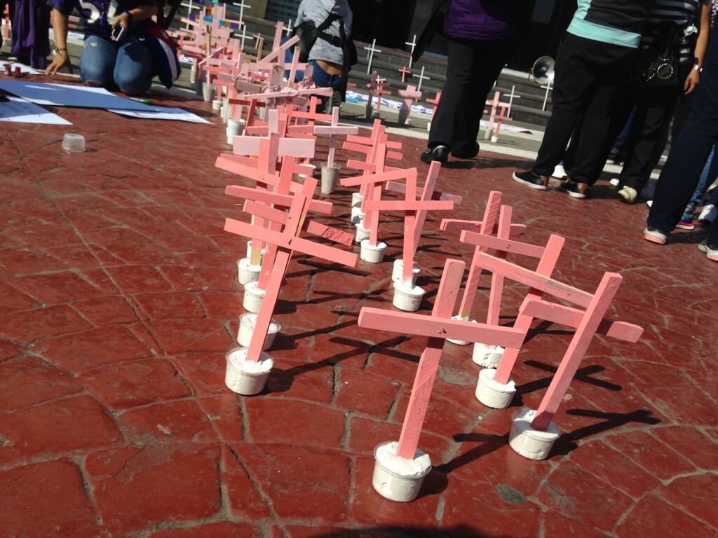 Cruzes simbolizando as vítimas de feminicídio
