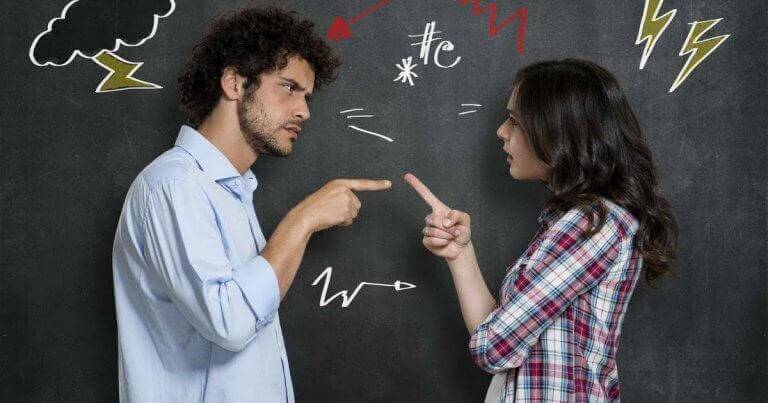 Casal discutindo