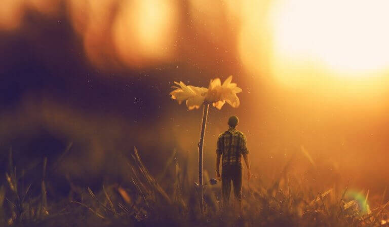 Homem do tamanho de flor