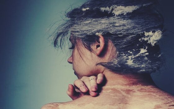 Mulher com ondas do mar no cabelo