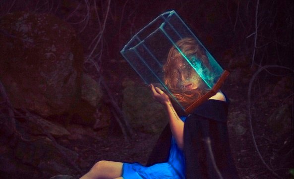 Mulher com prisma na cabeça