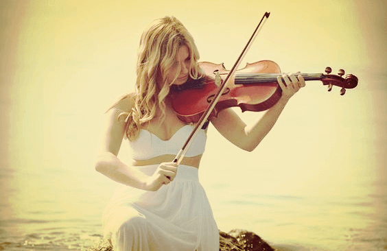 Mulher tocando violino