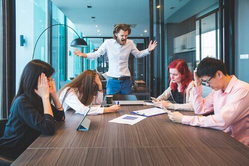 Chefe estressado no trabalho