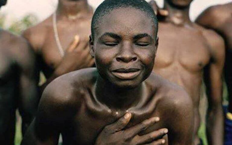 Homem de tribo africana cumprimentando visitante