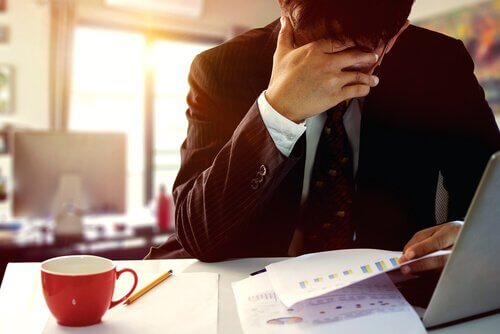 Homem estressado no trabalho