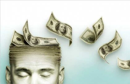 Notas de dinheiro voando de cabeça de homem