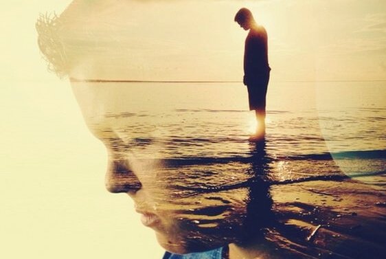 Homem reflexivo no mar