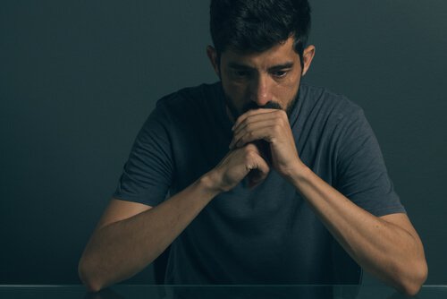 Homem com transtorno psicológico