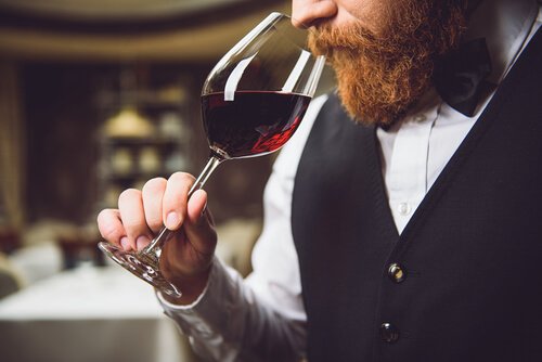 Homem cheirando vinho