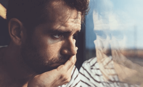 Homem olhando pela janela