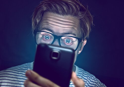 homem-viciado-em-celular-para-representar-as-tecnopatologias Tecnopatologias ou doenças 2.0