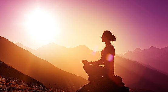 Mulher meditando
