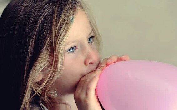 menina-enchendo-balao Técnica do balão para favorecer o relaxamento das crianças