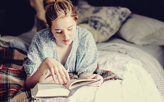 menina-lendo-na-cama Ler antes de dormir: um costume que seu cérebro adora