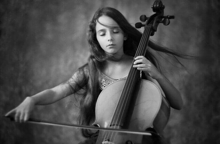 Menina tocando instrumento