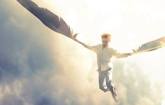 Criança voando segurando penas