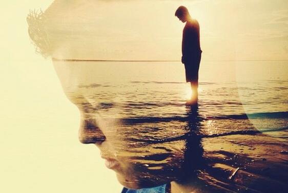 Homem observando o mar