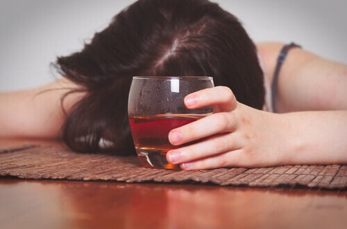 Mulher com problemas de alcoolismo