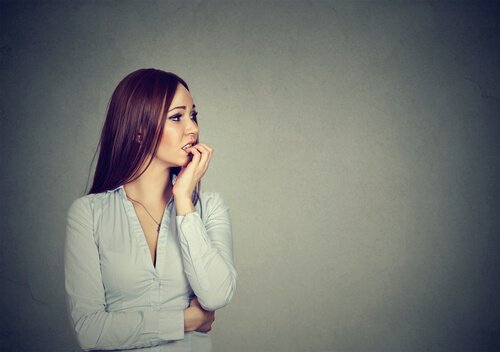 Mulher ansiosa e nervosa