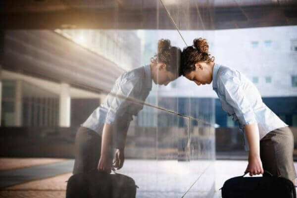 Mulher cansada por causa do trabalho